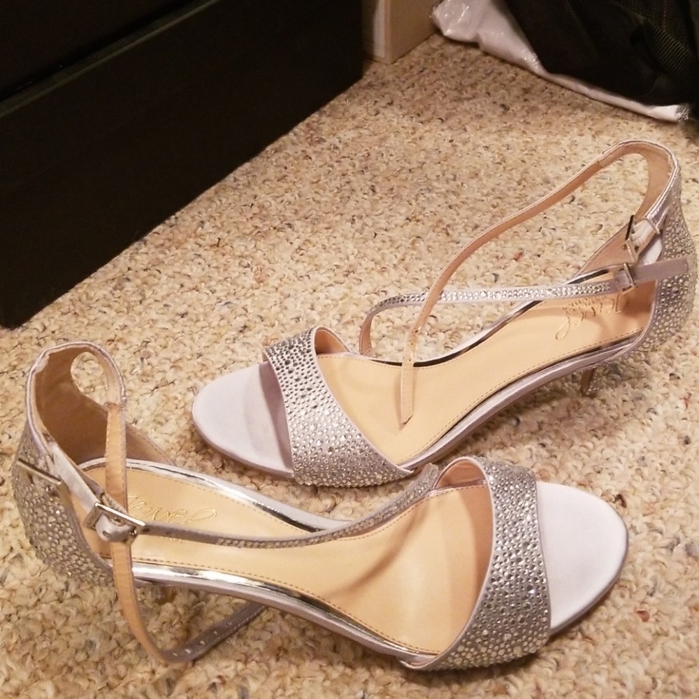 Low heels silver shoes